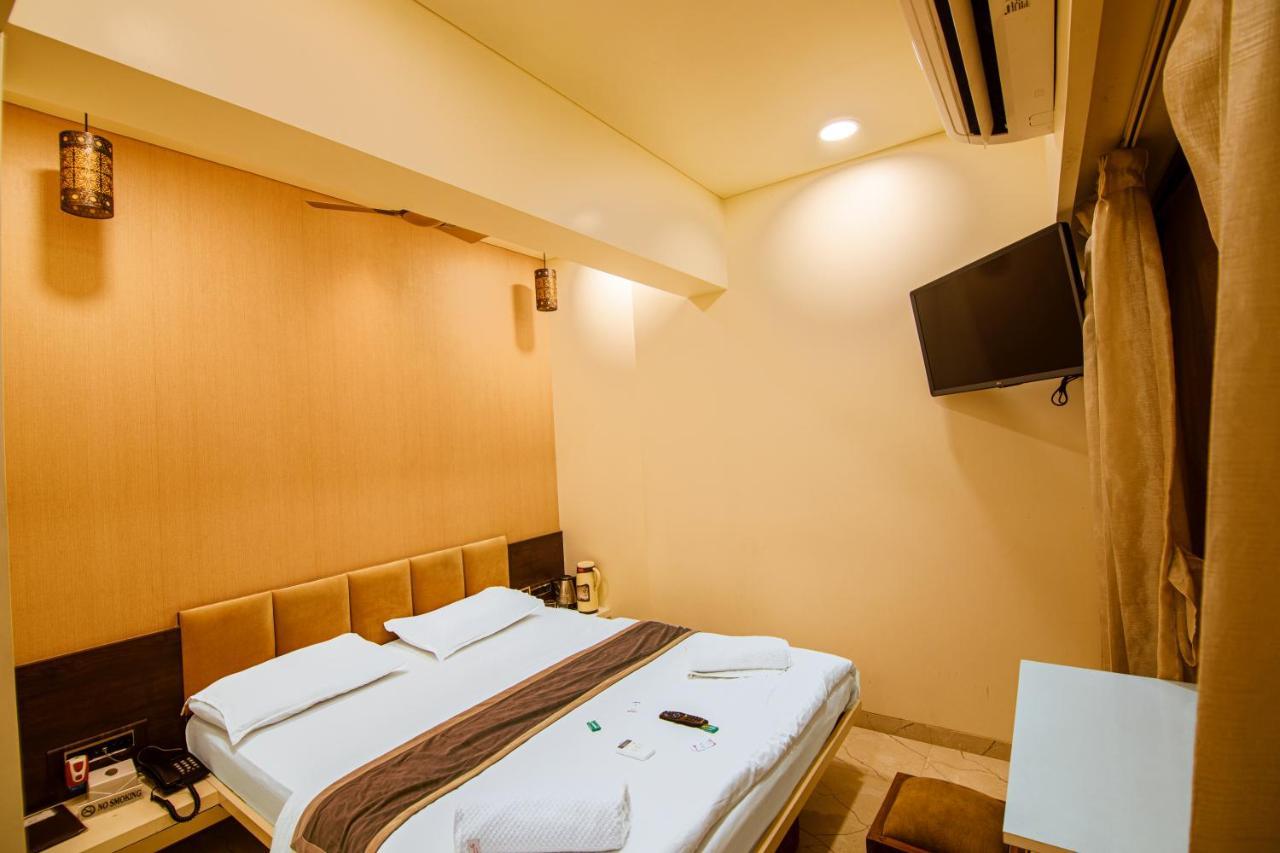La Hotel Metro Near Bkc Мумбай Екстериор снимка