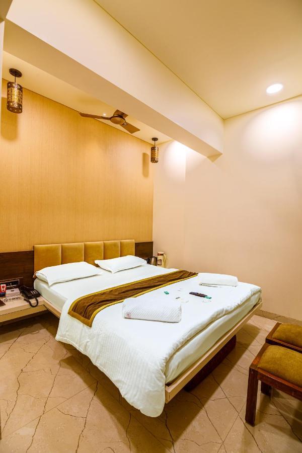 La Hotel Metro Near Bkc Мумбай Екстериор снимка