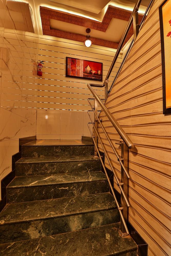 La Hotel Metro Near Bkc Мумбай Екстериор снимка