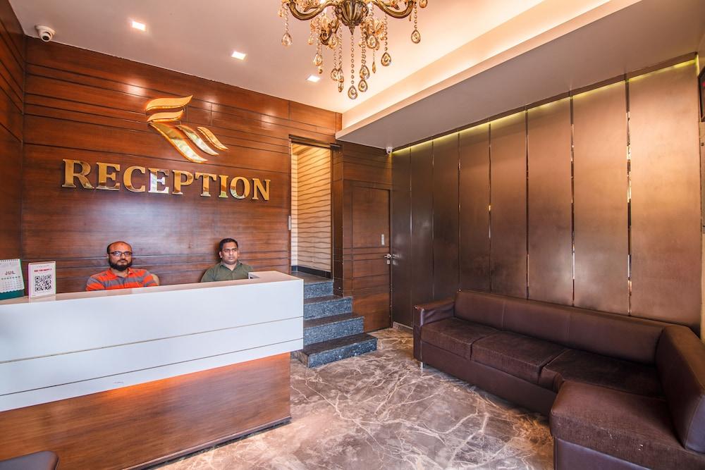 La Hotel Metro Near Bkc Мумбай Екстериор снимка