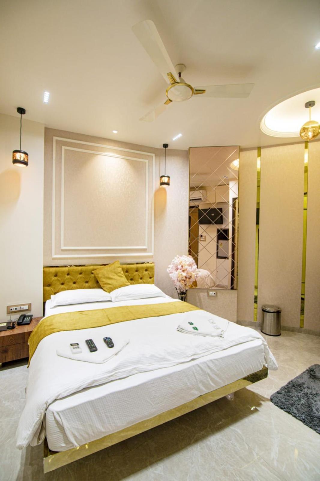La Hotel Metro Near Bkc Мумбай Екстериор снимка