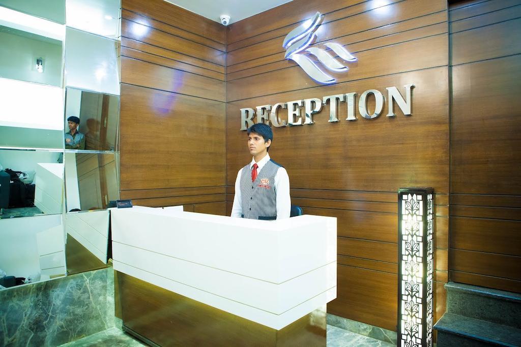 La Hotel Metro Near Bkc Мумбай Екстериор снимка