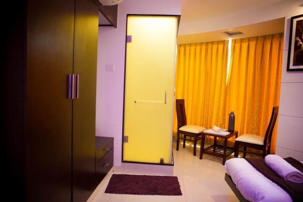 La Hotel Metro Near Bkc Мумбай Екстериор снимка
